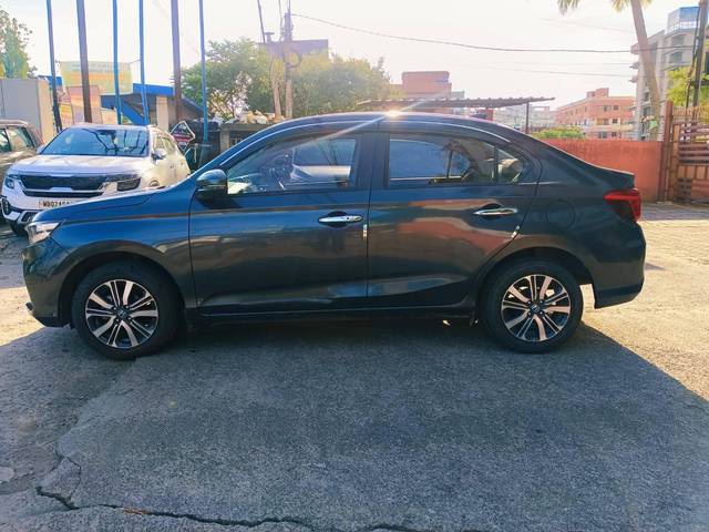 https://images10.gaadi.com/usedcar_image/4590697/original/processed_fac1e61fe5d13561f01552d27bbea691.jpeg?imwidth=6402