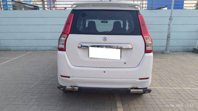 https://images10.gaadi.com/usedcar_image/4590712/original/processed_98a9f12950ffa690d33a3ad7f412c2b9.jpeg?imwidth=6401