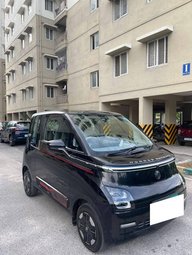 https://images10.gaadi.com/usedcar_image/4590715/original/processed_48ebe0ae7fac7ed5a8761a7365a40494.jpg?imwidth=6400