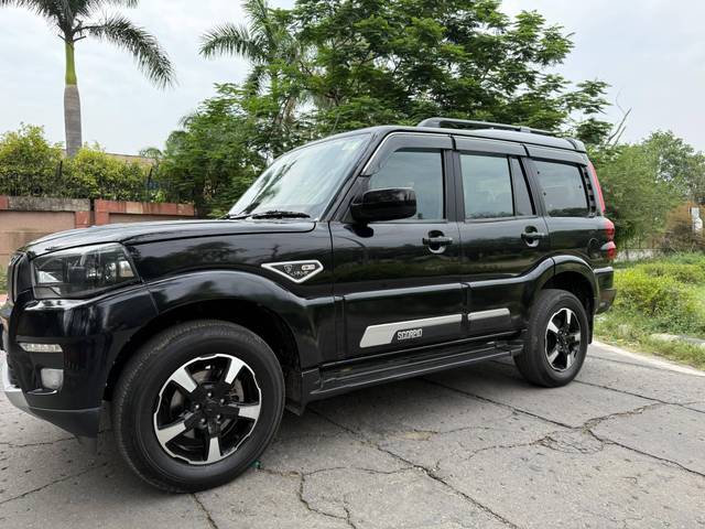 https://images10.gaadi.com/usedcar_image/4590728/original/processed_14ca302728064a82a0f51f7cebe35323.jpg?imwidth=6400