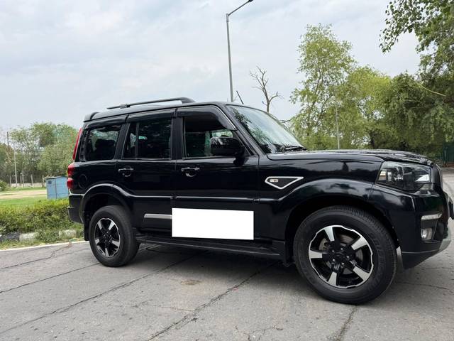 https://images10.gaadi.com/usedcar_image/4590728/original/processed_f750e51b8c67b4ae8c27c73571742dc1.jpg?imwidth=6401