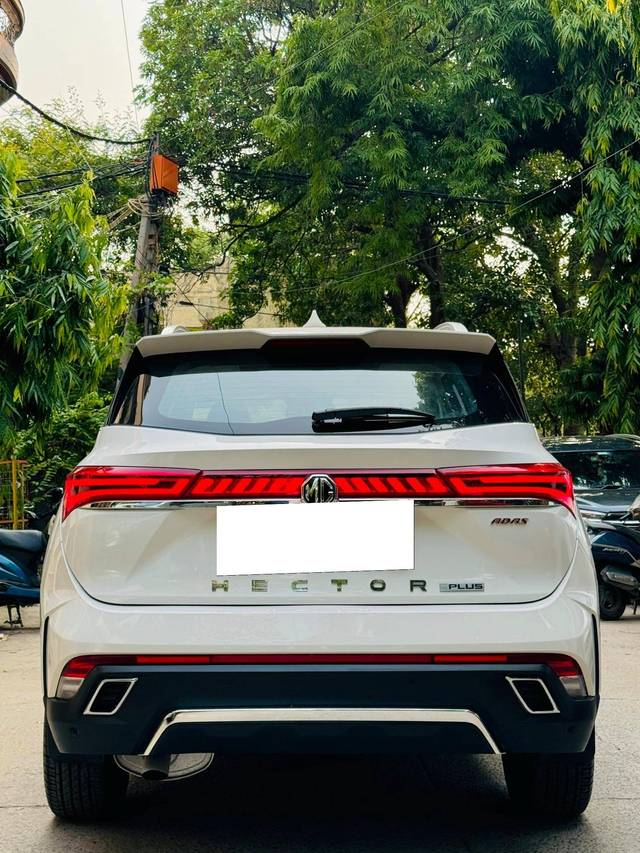 https://images10.gaadi.com/usedcar_image/4590743/original/processed_21a5c4bdd9e7047d2d12b49be61e6918.jpg?imwidth=6402