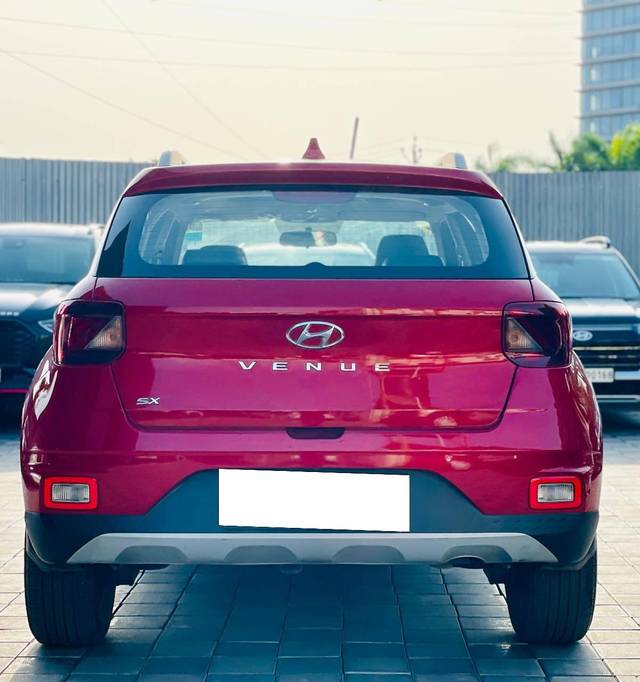 https://images10.gaadi.com/usedcar_image/4590768/original/processed_2bc9ddaf47498047f6a527e77859eef4.jpg?imwidth=6402
