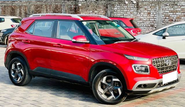 https://images10.gaadi.com/usedcar_image/4590768/original/processed_76a4747650bca239cd71f1a413dd29a8.jpg?imwidth=6400