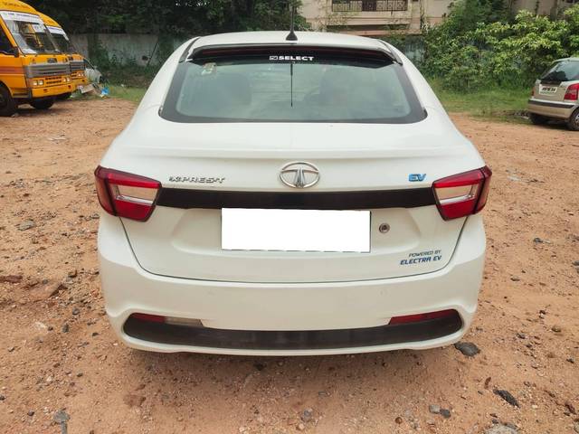 https://images10.gaadi.com/usedcar_image/4590776/original/processed_c44353d53b01abbafdcb685e0a24faf7.jpg?imwidth=6401