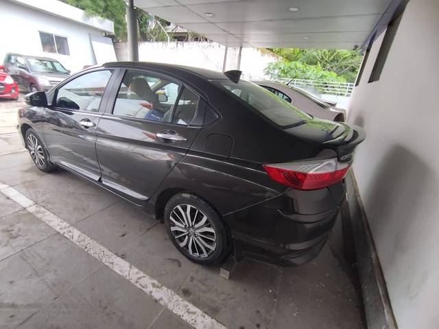 https://images10.gaadi.com/usedcar_image/4591020/original/processed_822e6f9a-f30e-4ad0-a2cb-c7e586386ce0.jpg?imwidth=6402
