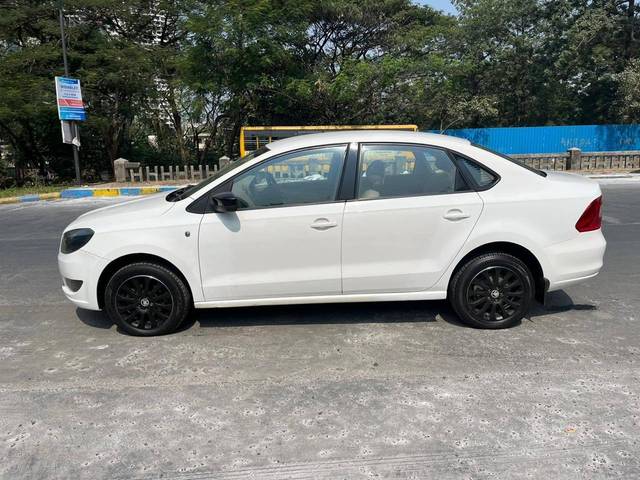 https://images10.gaadi.com/usedcar_image/4591099/original/processed_afb4a7b4220ce64de61837f82f98d68f.jpeg?imwidth=6402