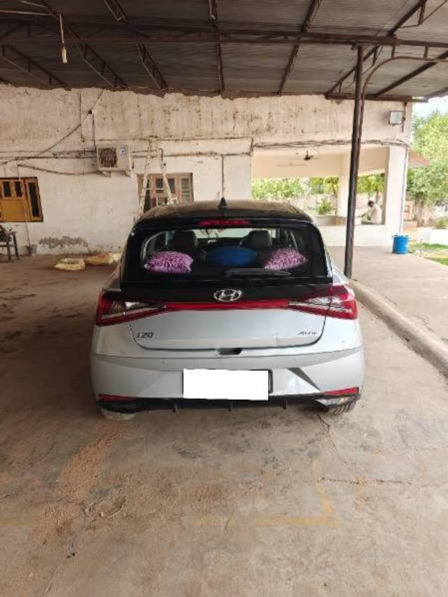 https://images10.gaadi.com/usedcar_image/4591175/original/processed_1af9ca8c-5704-480b-a683-bc4c48faec01.jpg?imwidth=6402