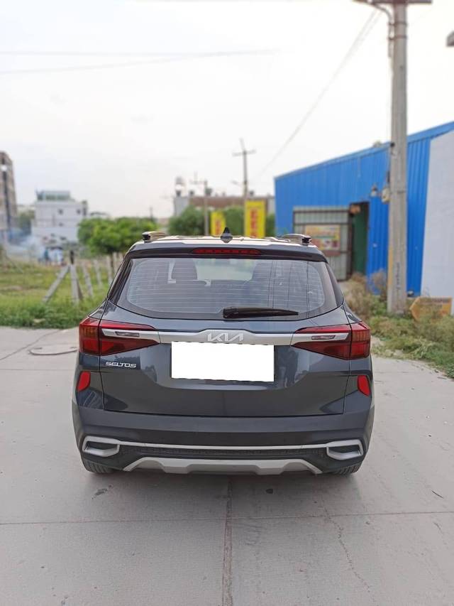 https://images10.gaadi.com/usedcar_image/4591291/original/processed_8eedc707a624a3233d5403d7a258ffdd.jpg?imwidth=6402