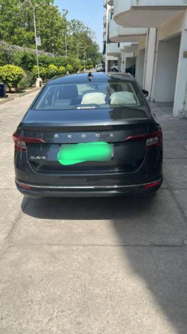https://images10.gaadi.com/usedcar_image/4591299/original/processed_6dcd40da-3287-4bb9-a6ee-26d2ffae6321.jpg?imwidth=6402