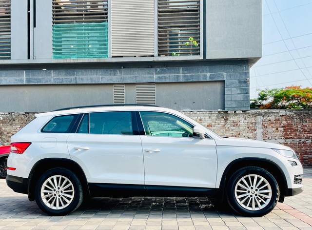 https://images10.gaadi.com/usedcar_image/4591301/original/c0a093ef6c7b5ffde737810f88e220c7.jpg?imwidth=6401