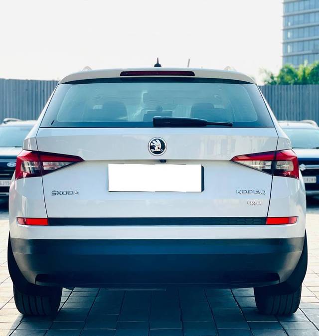 https://images10.gaadi.com/usedcar_image/4591301/original/processed_26f3e7cae26e8324e5a6fcbd989b786c.jpg?imwidth=6402