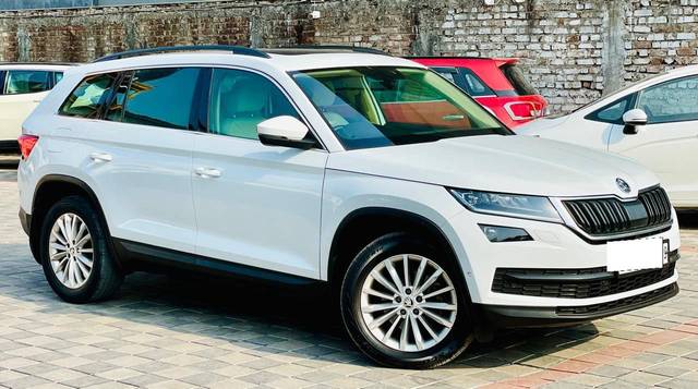 https://images10.gaadi.com/usedcar_image/4591301/original/processed_fcd5558e9fcfec9594d05633a7c74cff.jpg?imwidth=6400
