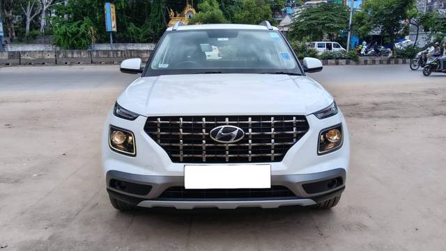 https://images10.gaadi.com/usedcar_image/4591308/original/processed_de6fb0738c576707557cd8af3461e047.jpg?imwidth=6402