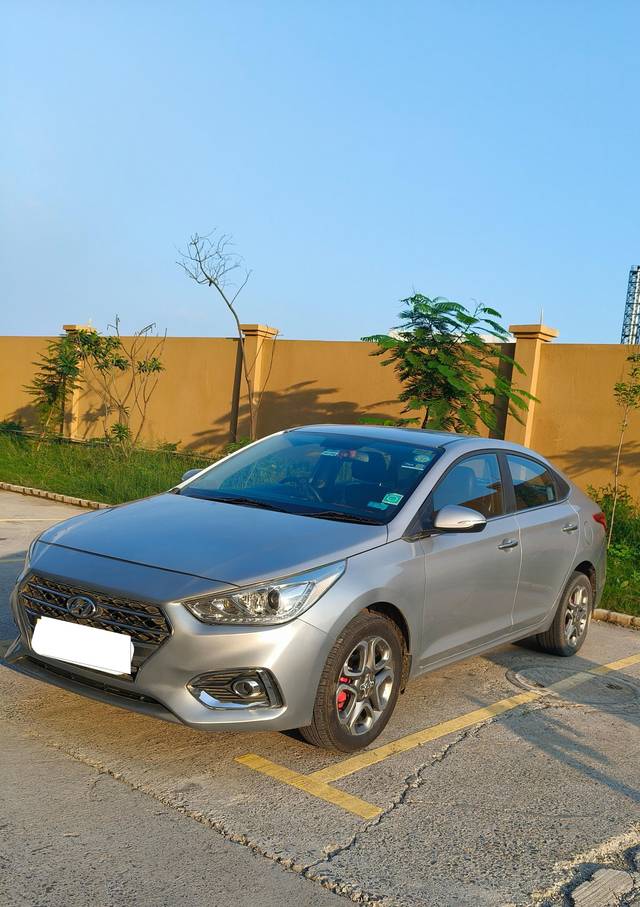 https://images10.gaadi.com/usedcar_image/4591313/original/processed_b47b7efe-6a30-46cd-bc8c-7482da365b89.jpg?imwidth=6401