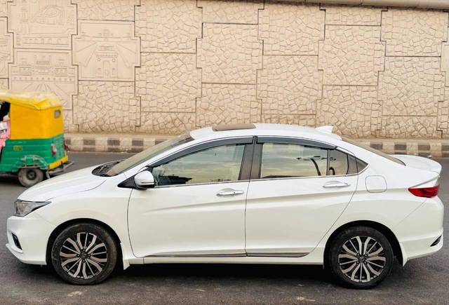 https://images10.gaadi.com/usedcar_image/4591389/original/processed_199512b4-d0f9-4b61-95fc-05c342c4ed49.jpg?imwidth=6402