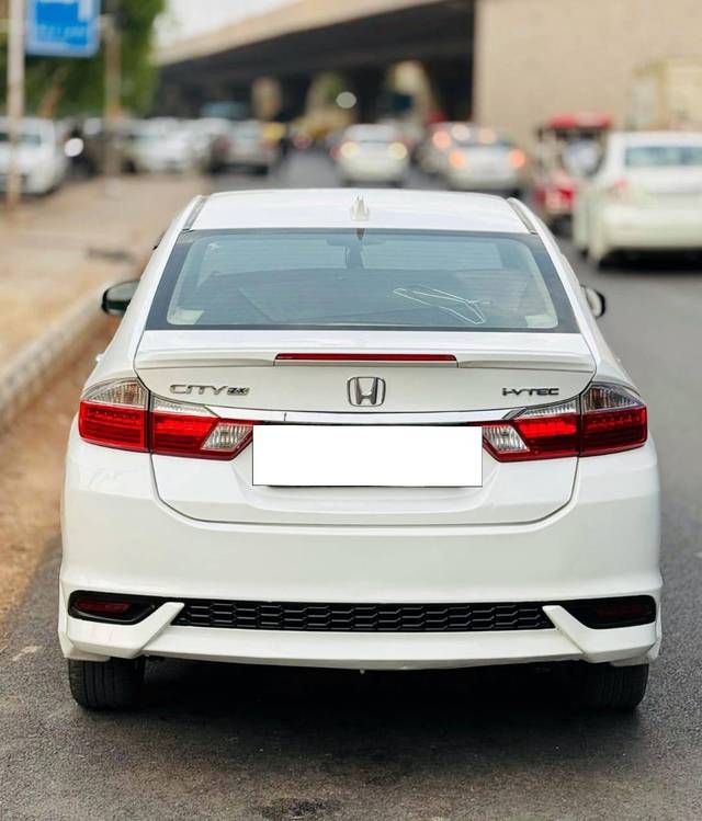 https://images10.gaadi.com/usedcar_image/4591389/original/processed_609c8a3f-4694-4b36-a5ae-fab13fd19f2c.jpg?imwidth=6401