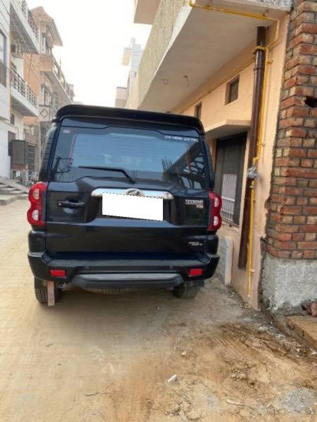 https://images10.gaadi.com/usedcar_image/4591412/original/processed_e13757bc-2c5b-43b4-9fd6-a68c187b2a60.jpeg?imwidth=6401