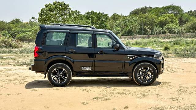 https://images10.gaadi.com/usedcar_image/4591415/original/processed_5275e79a0615bde69c184823b08b6403.JPG?imwidth=6401
