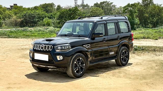 https://images10.gaadi.com/usedcar_image/4591415/original/processed_9af629d5fdd60cf128ad626b5856a2c7.JPG?imwidth=6400