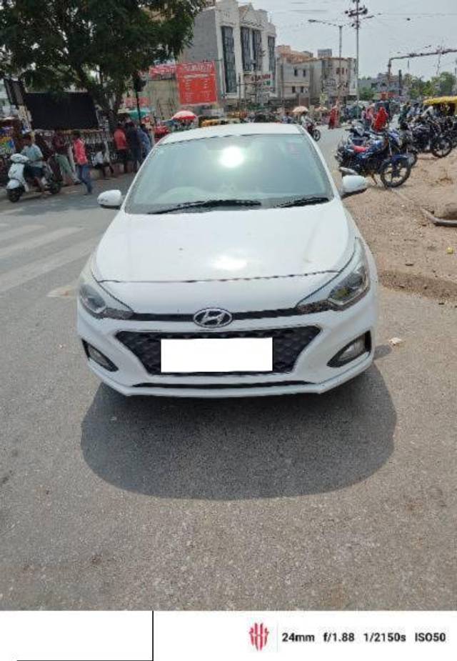 https://images10.gaadi.com/usedcar_image/4591488/original/processed_a303b382-115c-4d07-b548-68a0f79ead04.jpg?imwidth=6400