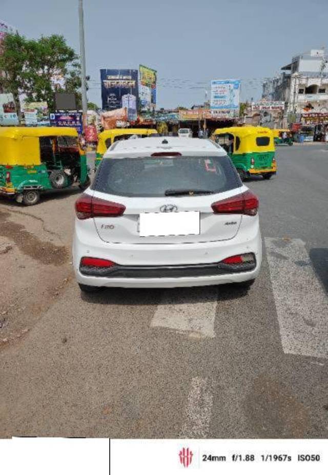 https://images10.gaadi.com/usedcar_image/4591488/original/processed_d1989bdc-126d-4e9e-b9bc-1e9db8376719.jpg?imwidth=6402