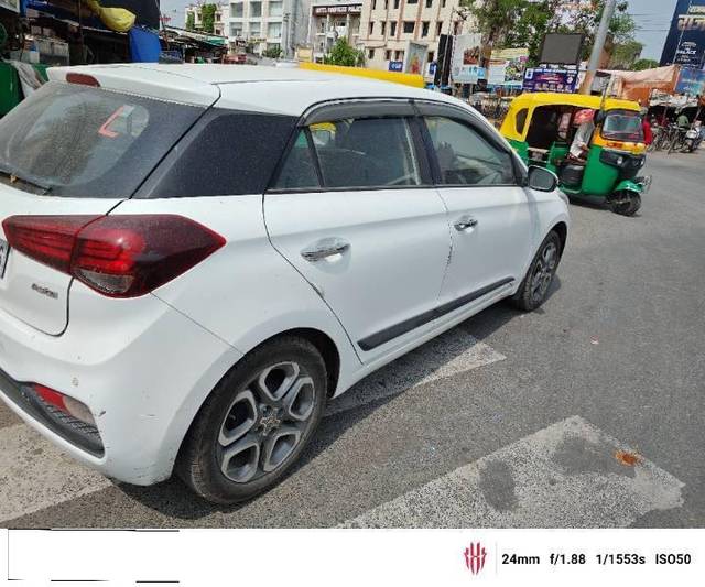 https://images10.gaadi.com/usedcar_image/4591488/original/processed_d36c455b-1818-4934-b77b-a036472df7e1.jpg?imwidth=6401