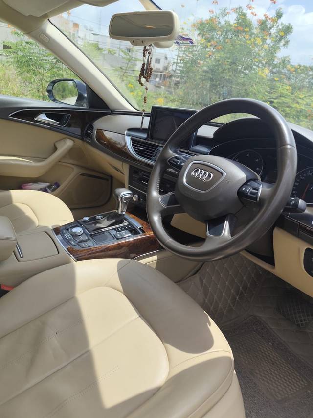 https://images10.gaadi.com/usedcar_image/4591511/original/076fe13cd53e8698b4cd8546773174f9.jpg?imwidth=6402