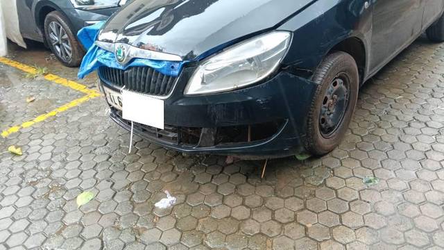 https://images10.gaadi.com/usedcar_image/4591532/original/processed_a504dc7a-c58e-4652-95d2-a183ff531424.jpg?imwidth=6401