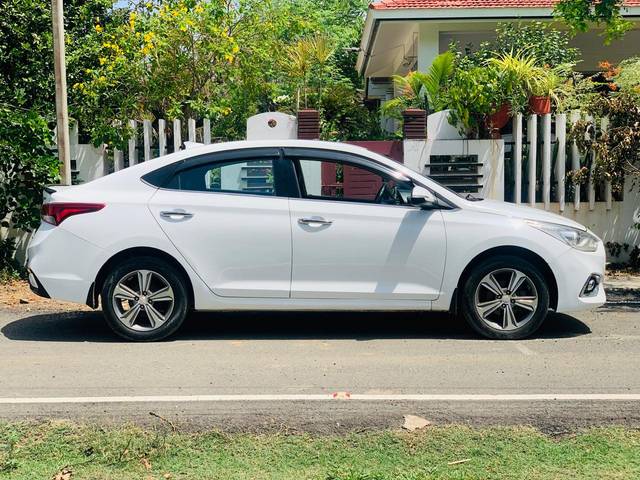 https://images10.gaadi.com/usedcar_image/4591586/original/44ee027ede2d0d5654f21af393ff73e3.jpg?imwidth=6401