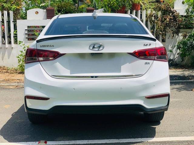 https://images10.gaadi.com/usedcar_image/4591586/original/processed_2b8d2aceb6eb0ba14eed933900532ab7.jpg?imwidth=6402