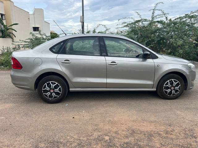 https://images10.gaadi.com/usedcar_image/4591592/original/951e54552ec1dba94833469841c8cc65.jpg?imwidth=6401