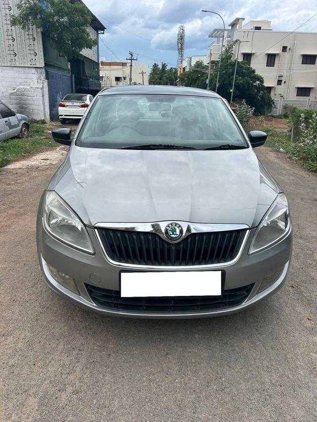 https://images10.gaadi.com/usedcar_image/4591592/original/processed_5b5fede506cd04a171b24171ae34f9d9.jpg?imwidth=6400