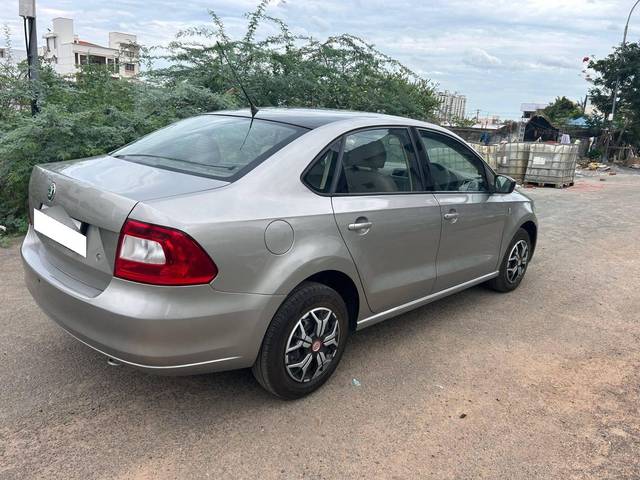 https://images10.gaadi.com/usedcar_image/4591592/original/processed_cda082f4e7195d090e9b59afea93b1a4.jpg?imwidth=6402
