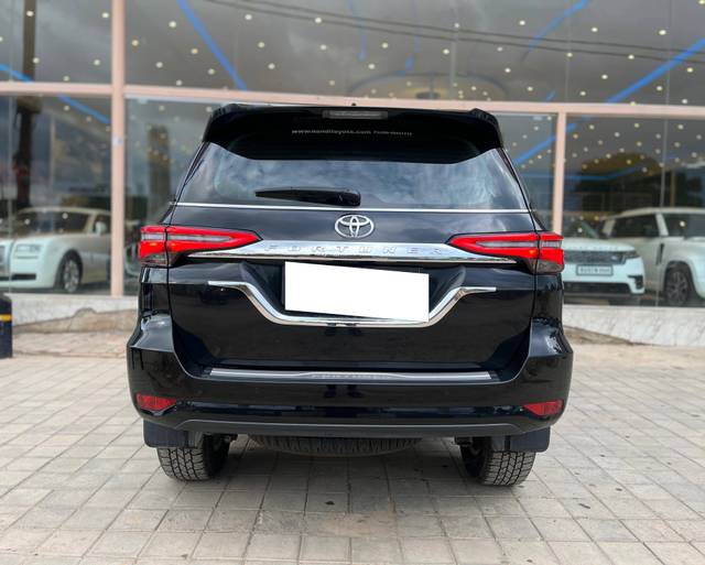 https://images10.gaadi.com/usedcar_image/4591598/original/processed_13a0177870825f4a1c57ea4d5139a160.jpg?imwidth=6401