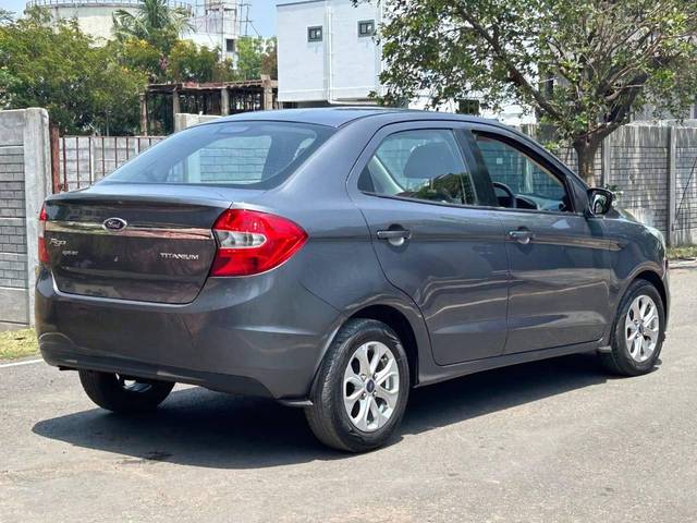 https://images10.gaadi.com/usedcar_image/4591599/original/processed_825c4007b49b97e220b088ceba8fe0ac.jpg?imwidth=6402