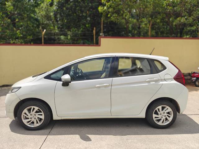 https://images10.gaadi.com/usedcar_image/4591607/original/ead67f5548d7407fe421b7d87f46affa.jpg?imwidth=6402