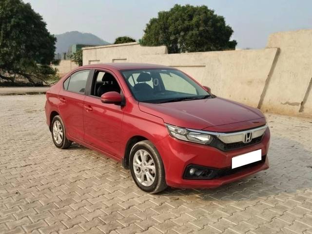 https://images10.gaadi.com/usedcar_image/4591639/original/processed_152626b0cb612b95b64412541f5692b6.jpg?imwidth=6402