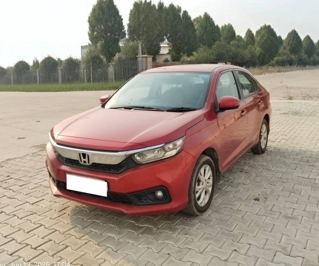 https://images10.gaadi.com/usedcar_image/4591639/original/processed_8612f748bd0e33941725d52ee95a8037.jpg?imwidth=6401