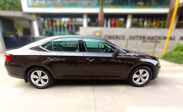 https://images10.gaadi.com/usedcar_image/4591697/original/b8539d67bdde9ea2cc158372f9c44a4c.jpeg?imwidth=6401