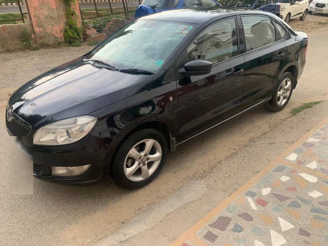 https://images10.gaadi.com/usedcar_image/4591714/original/2ad60598-35a2-4875-9454-a53901e63835.png?imwidth=6400
