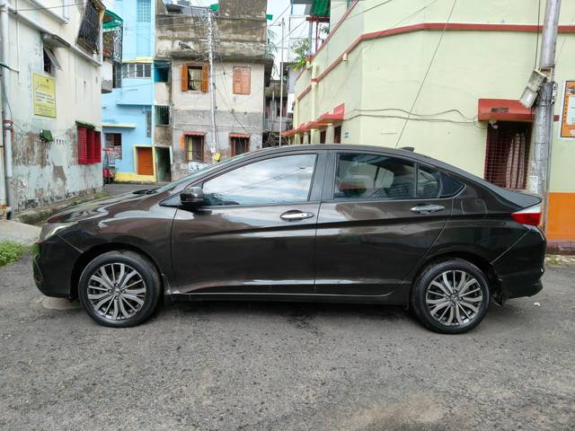https://images10.gaadi.com/usedcar_image/4591776/original/processed_996c3e54e09fdf24a019275e7dbd84b6.jpg?imwidth=6402