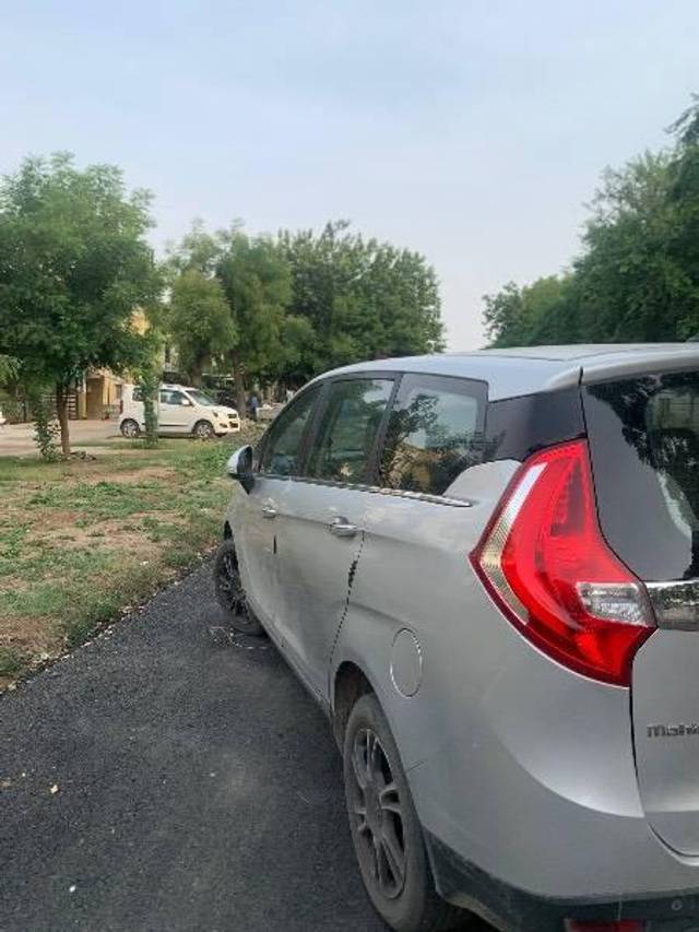 https://images10.gaadi.com/usedcar_image/4591802/original/processed_99526943-7130-4e98-bb5a-16b1cea5b3d2.jpeg?imwidth=6401