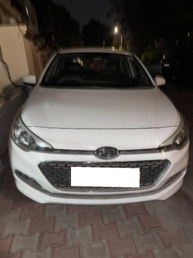 https://images10.gaadi.com/usedcar_image/4591848/original/processed_76f8a80d-3625-44b7-8e30-4a38485fe37c.jpeg?imwidth=6402