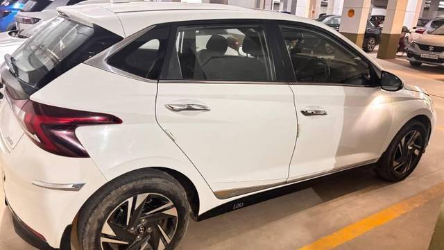 https://images10.gaadi.com/usedcar_image/4591929/original/processed_0d53aa9b-d8f6-41b6-9890-e528e1ddd53a.jpeg?imwidth=6401