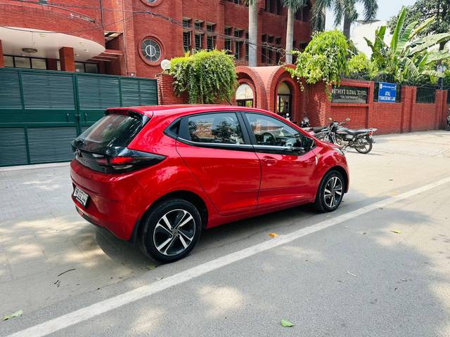 https://images10.gaadi.com/usedcar_image/4591938/original/processed_76eace24ae665c98d412308d46b9f7ea.jpg?imwidth=6402