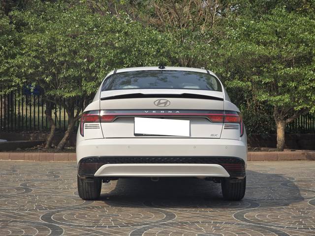 https://images10.gaadi.com/usedcar_image/4592028/original/processed_58f66f89bf5a5a9359d5d1dcb263baa7.jpg?imwidth=6402