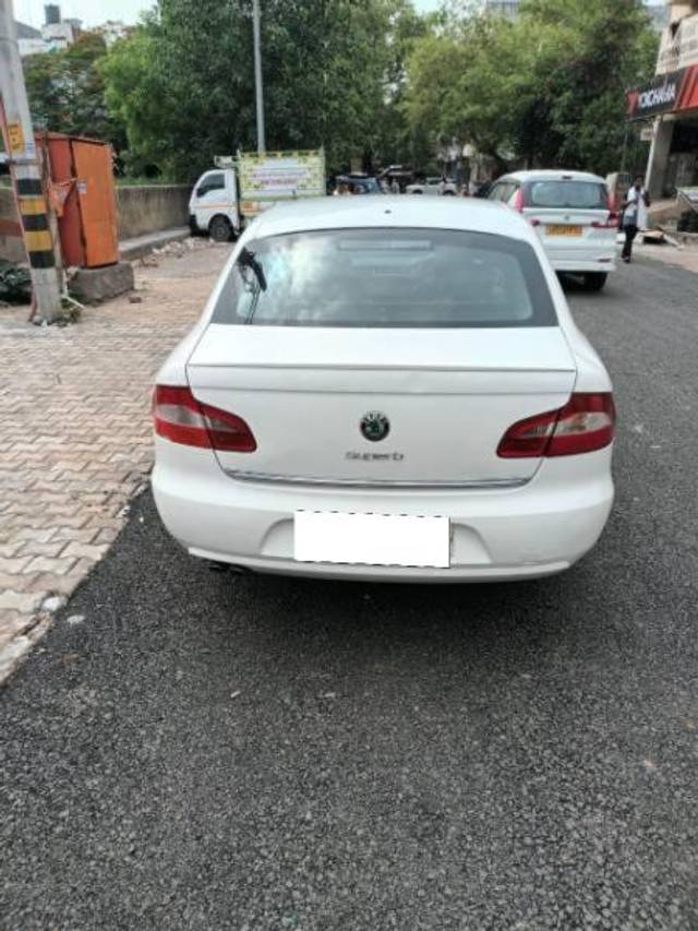 https://images10.gaadi.com/usedcar_image/4592176/original/processed_577b6550-d01e-464b-b532-061a2b18cbe4.jpg?imwidth=6402