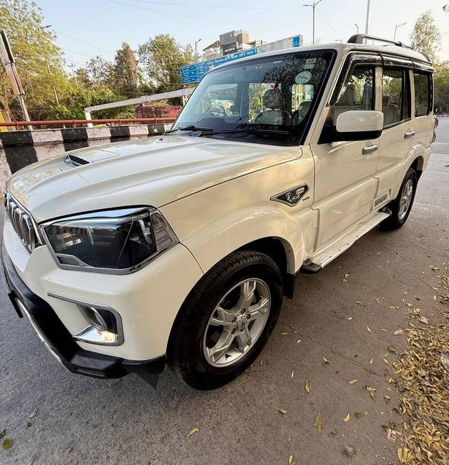 https://images10.gaadi.com/usedcar_image/4592214/original/processed_44b1afab078452bd1c21e48f55f7b519.jpg?imwidth=6400