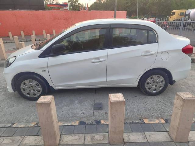 https://images10.gaadi.com/usedcar_image/4592224/original/processed_bc234c7f0c5f091f2b4847dad9827446.jpg?imwidth=6401